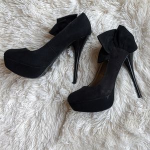 Black Pumps